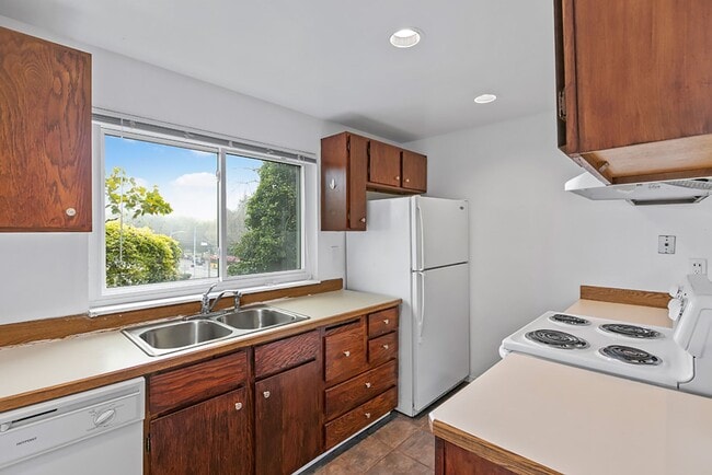 Photo - West Seattle Flats: Leasing Specials! Beautiful City Living Close to Beaches and Parks