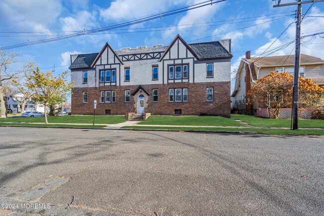 Building Photo - 922 4th Ave Unit 3B