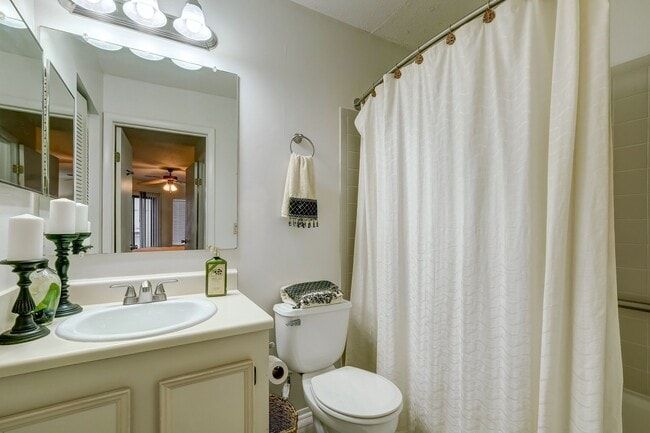 2BR, 2BA - 1,000SF - Second Bathroom