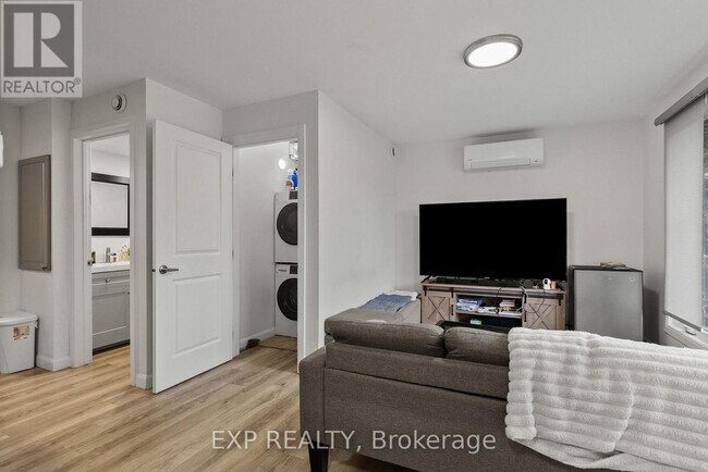 Photo - 692 Claude St