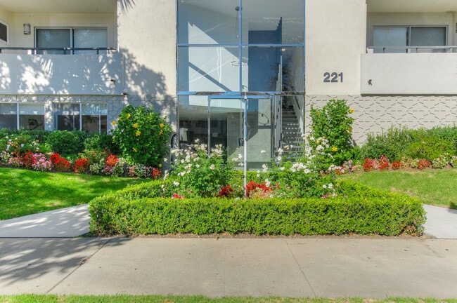 Photo - 221 S Doheny Dr Apartments