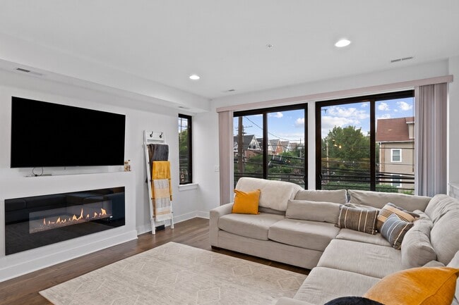 Photo - 2200 W 7th St