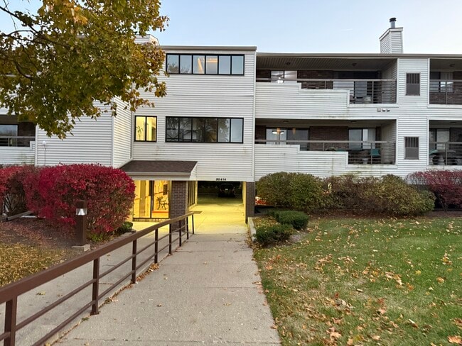 Building Photo - 30414 Orchard Lake Rd Unit 4