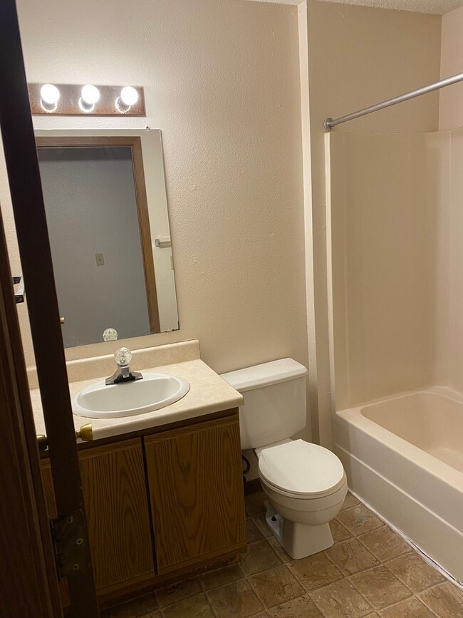 Building Photo - 4 Bedroom 2 Bathroom Apartment Unit CR-205