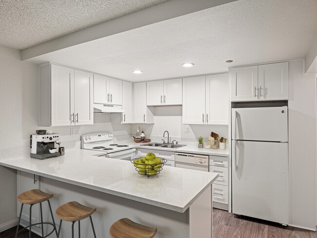 REMODELADO 3 HABITACIONES 2 BAÑOS - Aztec Campus Apartments *Parking Included*