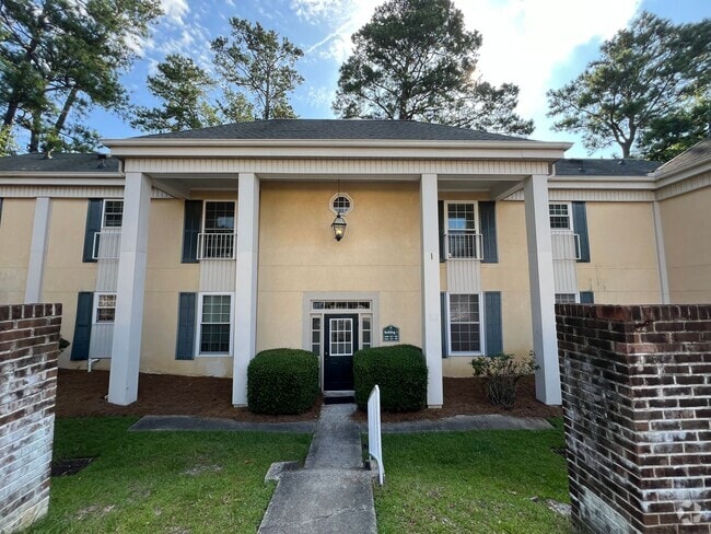 Building Photo - Spacious Forest Acres Condo!