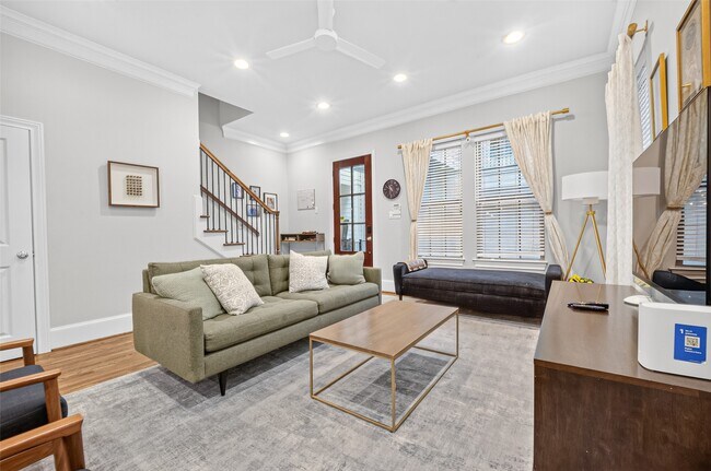 Photo - 830 W 17th St