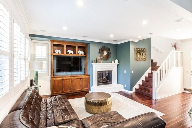 Building Photo - Large 3 Bed 2.5 Bath Home Available In Eas...