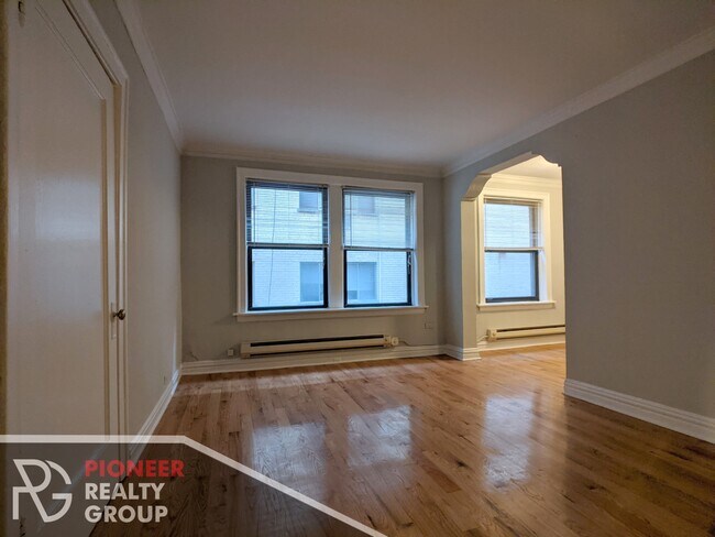 Photo - 425 W Roscoe St