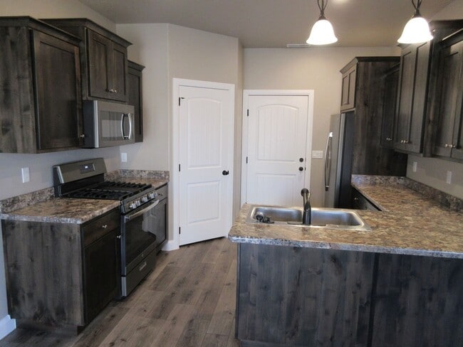 Photo - **Move-In Bonsu!!! 3 bedroom, 2.5 bath - Newer town home living in the heart of Cedar City!