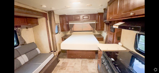 Building Photo - 819 Schumann Dr Rental