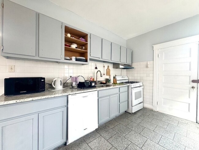 Building Photo - 260 Aspinwall Ave Unit 2