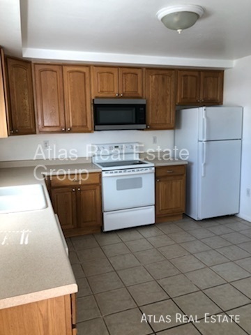 Available NOW! Clean and spacious 3 bed, 1... - Available NOW! Clean and spacious 3 bed, 1... Apartment Unit A