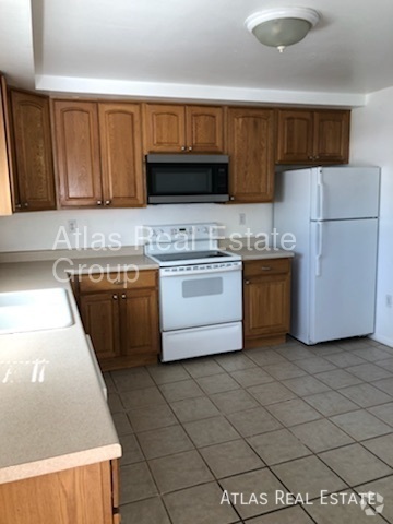 Building Photo - Available NOW! Clean and spacious 3 bed, 1... Unit A Rental