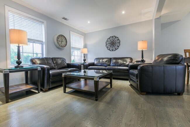 Photo - 220 Christopher Columbus Dr