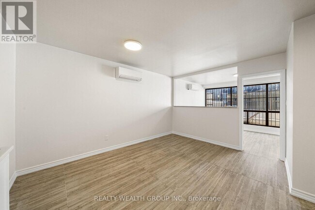 Photo - 566 Queen St W Unité 3