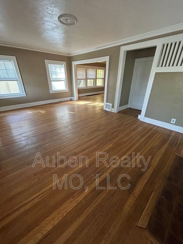 Photo - 5300 Harrison St