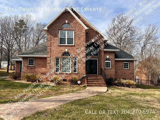 Charming 4BR/2.5BA home in Charlotte! - Charming 4BR/2.5BA home in Charlotte!