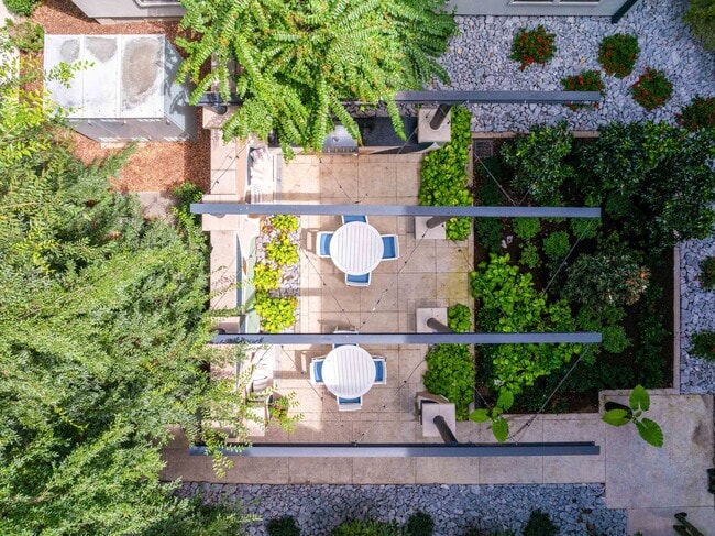 Elliston 23, Nashville, TN, Courtyards