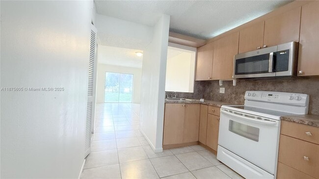 Building Photo - 95 NE 41st St Unit K158 Rental