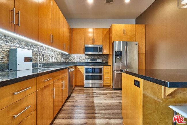 Photo - 3223 W 6th St Unidad 807