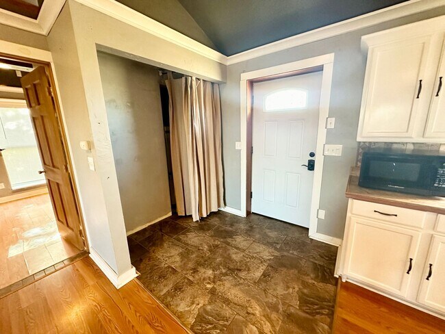 Photo - Country Cottage for Lease on 1.42 Acres