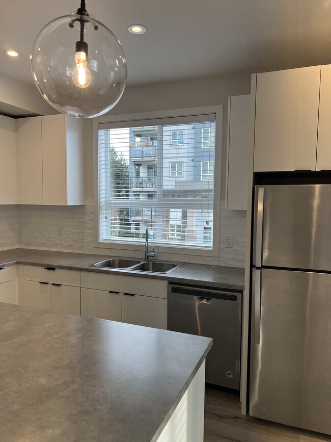 Photo - 207-1514 McCallum Rd