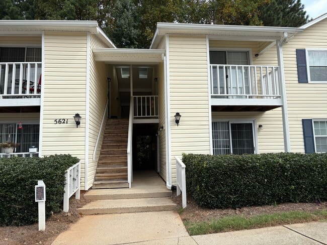 Building Photo - 2 Bedroom,1 Bathroom Condo in Greensboro! Unit A