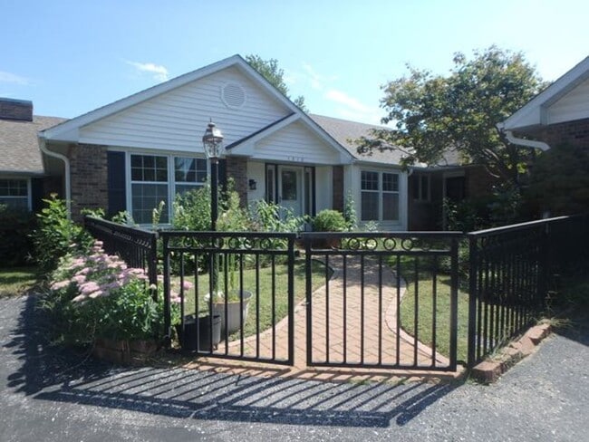 1510 Woodrail Ave