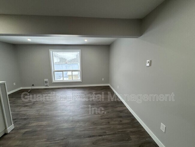 Photo - 215 Langworthy St Unit 7