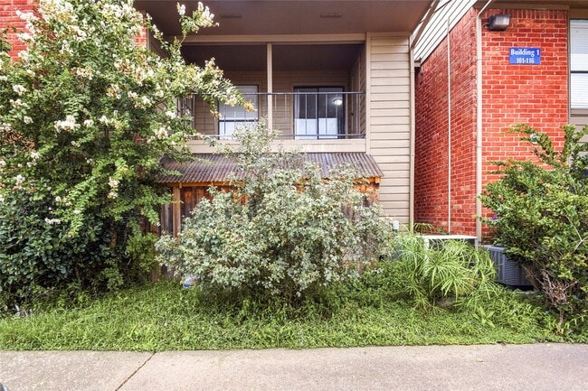 Building Photo - 8918 Bissonnet St Unit 112