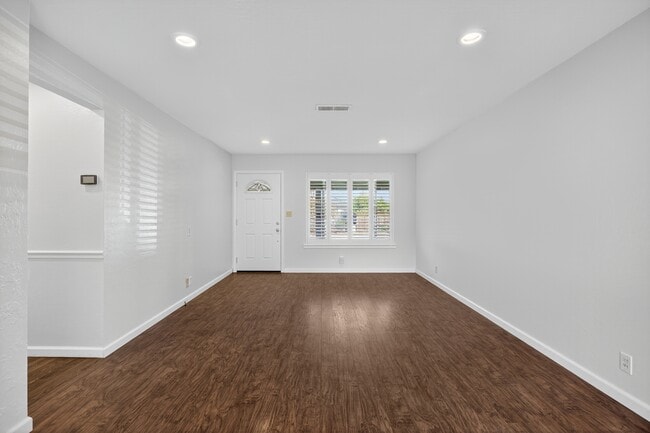 Photo - 899 Ebbetts Dr