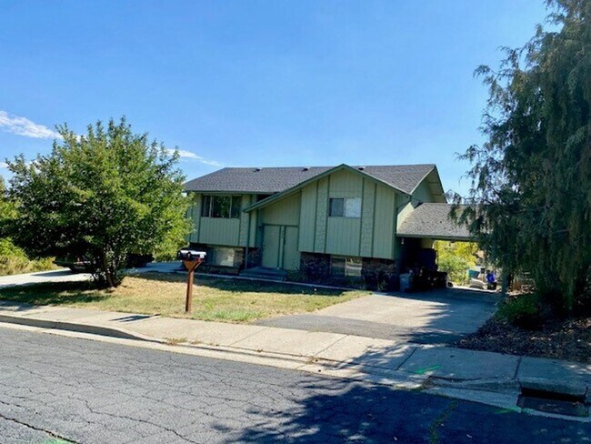 Building Photo - 345 NW Thomas St Unit B