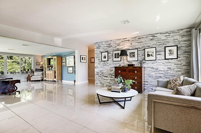 Photo - 441 NE 24th St