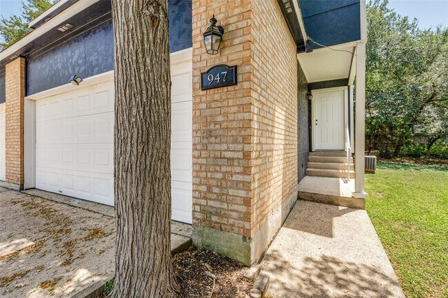 945-947-947 Sagewood Trail