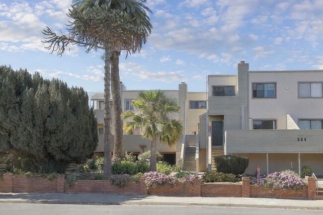 Building Photo - 2 Bedroom Townhome - 1 Block from NPS