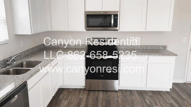 Building Photo - Charming single family house!3bedrooms, 3bathrooms, 2 car garages!