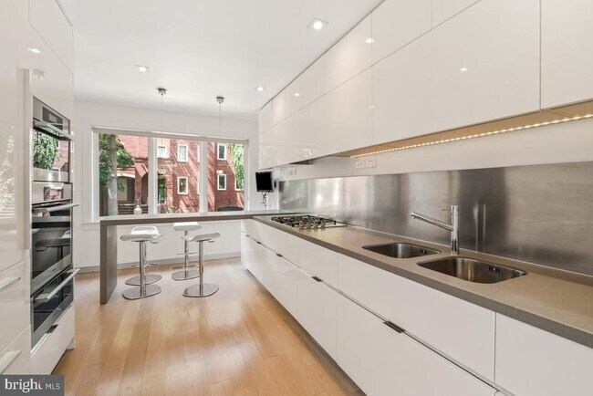 Photo - 3927 Georgetown Ct NW