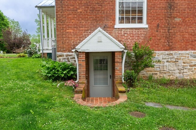 Building Photo - 1 bed, 1 bath, Apartment on the Smithfield Farm in Berryville, VA