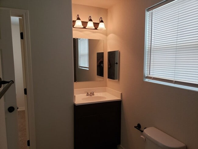 Building Photo - Town home for rent