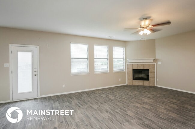 Photo - 533 Crown Oaks Dr