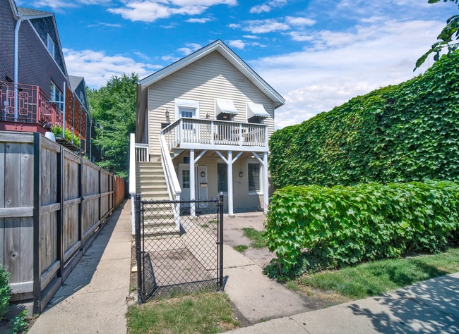 Building Photo - 919 Foster St Unit House