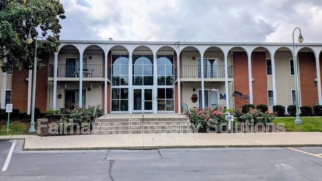 Building Photo - 566 River St