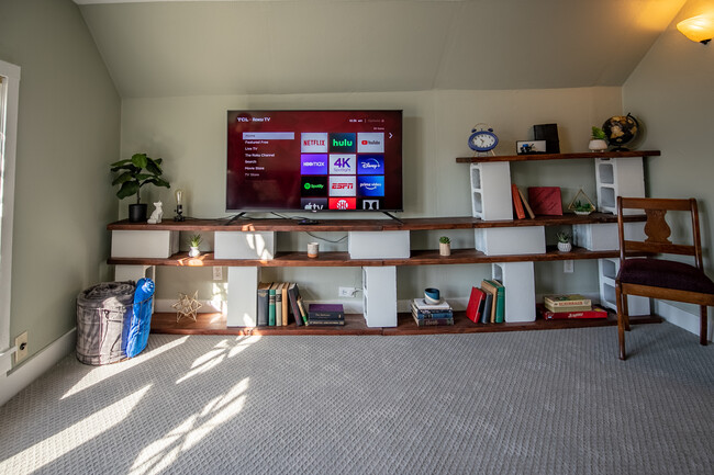 Building Photo - 611 Evans St SE Unit 3 Floor Fully furnished Rental