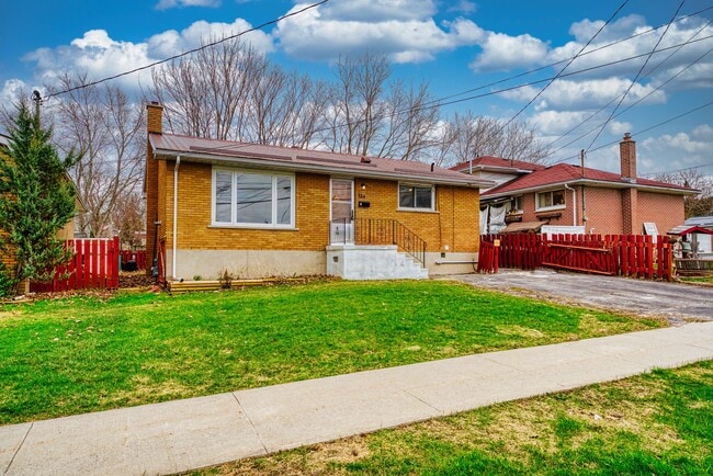 Building Photo - 2-Bed Basement Suite | $2049 ALL-INCLUSIVE | Private Laundry Unit 2