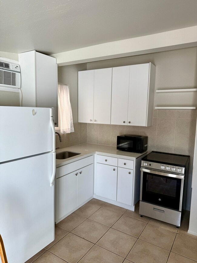 Building Photo - 8149 E Columbus Ave Unit Efficiency Apartment