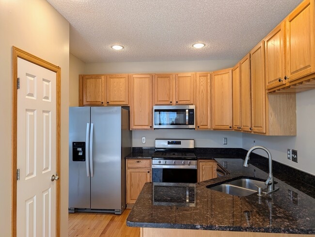 Photo - 594 Sutherland Dr