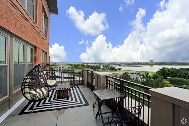 2BR, 2BA - 1434 SF