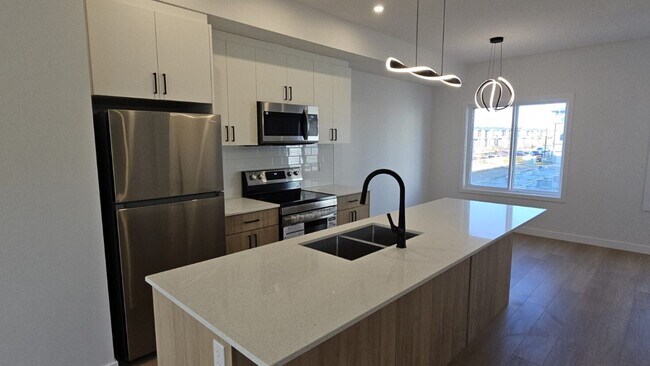 Photo - 18120-18128 28 Ave SW