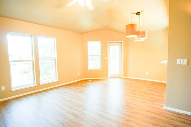 Photo - Spacious 2 Bed-2 Bath Flat in SW Portland Ready Mid-April! Unidad 245-05